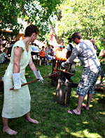 Mann und Frau schmieden beim Apfelmuseumsfest