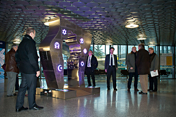 Please wait a minute am Airport Hannover