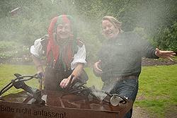 Verbrüderung der Narren: Andreas Rimkus und Till Eulenspiegel am Eulenspiegel-Amboss