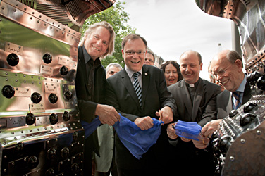 Eröffnung Please wait a minute